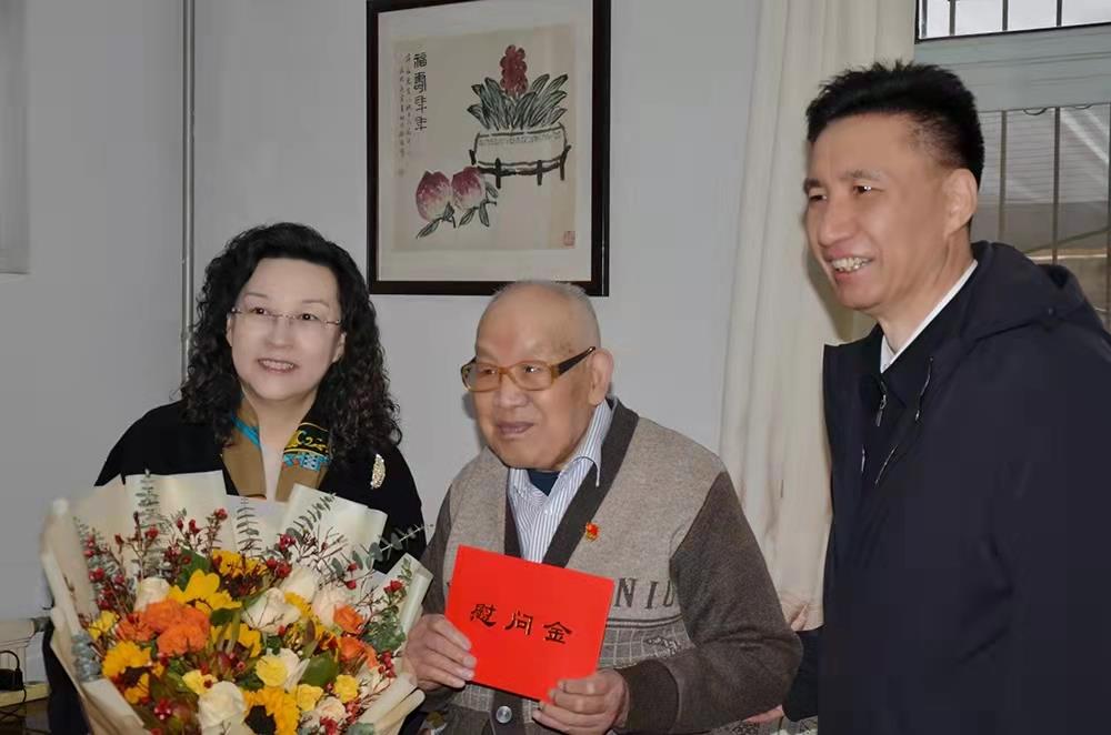 濟南產(chǎn)發(fā)集團黨委副書記、總經(jīng)理黃蓓走訪慰問離休老干部、老黨員